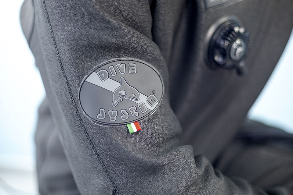 Patch DiveSystem gommata nera sulla manica