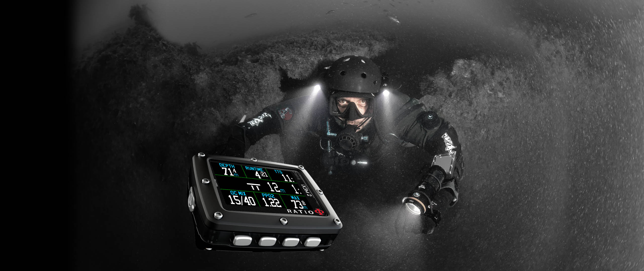 Un subacqueo in grotta con il computer RATIO iX3M 2