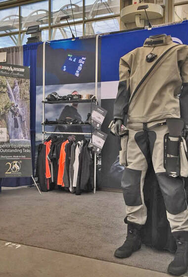 Lo stand DiveSystem al Warrior Expo di San Diego con una muta stagna militare